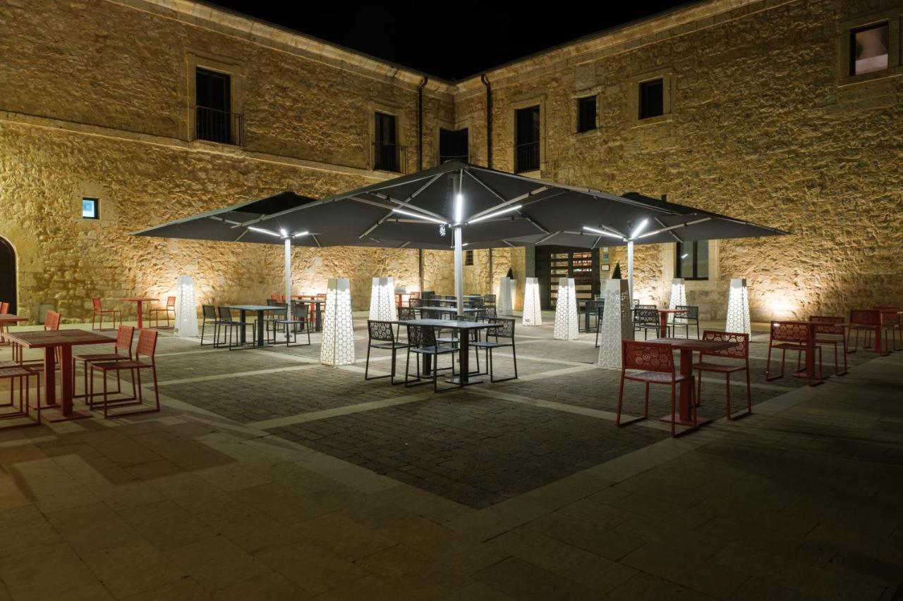 Castilla Termal Monasterio De Valbuena Valbuena De Duero Εξωτερικό φωτογραφία The patio at night