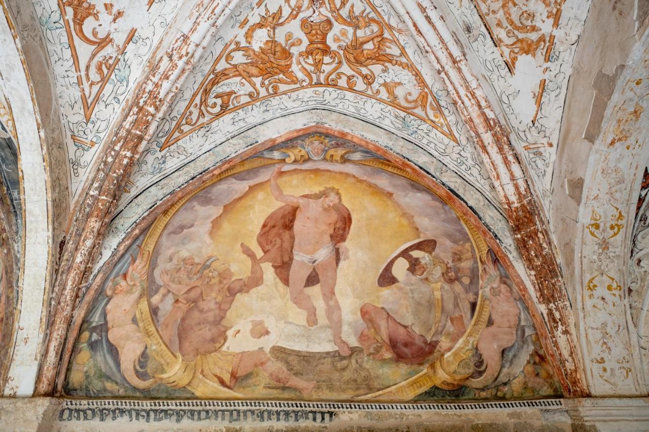 Castilla Termal Monasterio De Valbuena Valbuena De Duero Εξωτερικό φωτογραφία The fresco of the Virgin Mary