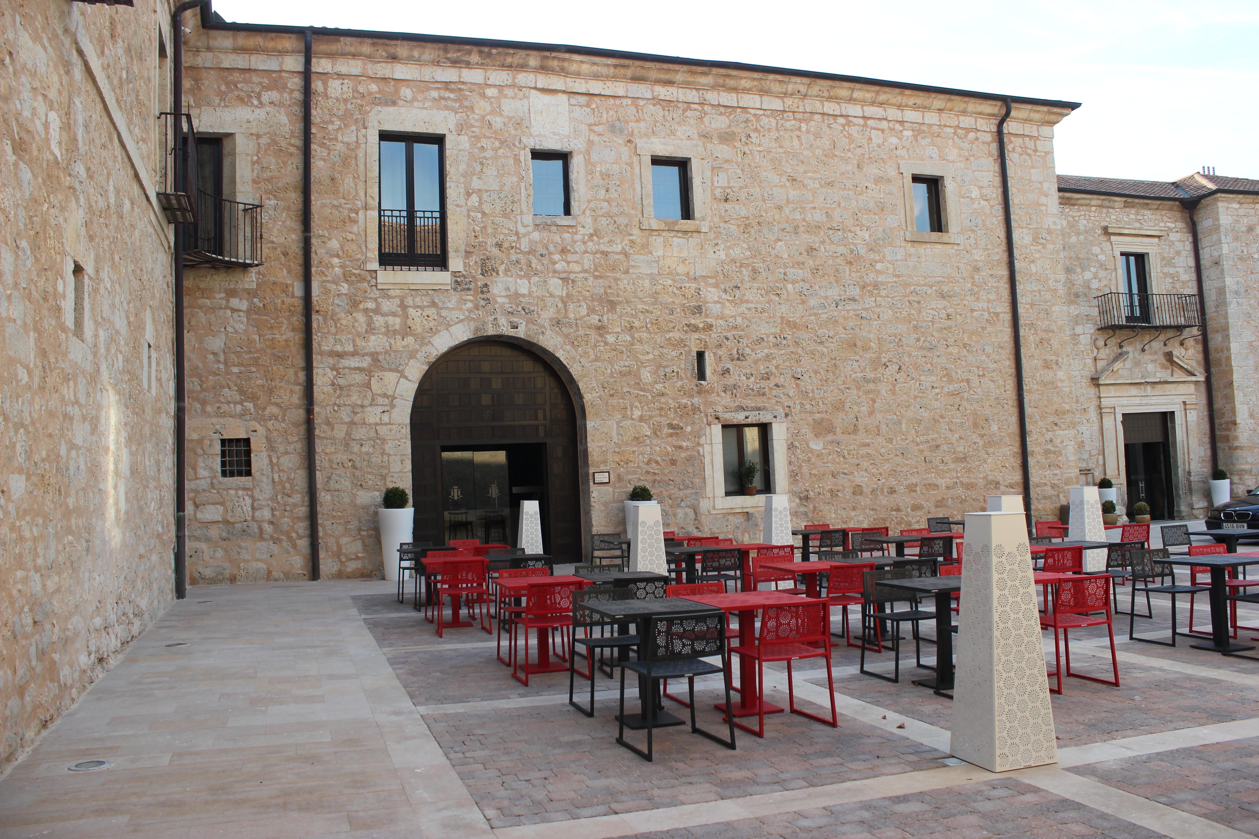 Castilla Termal Monasterio De Valbuena Valbuena De Duero Εξωτερικό φωτογραφία The courtyard of the museum