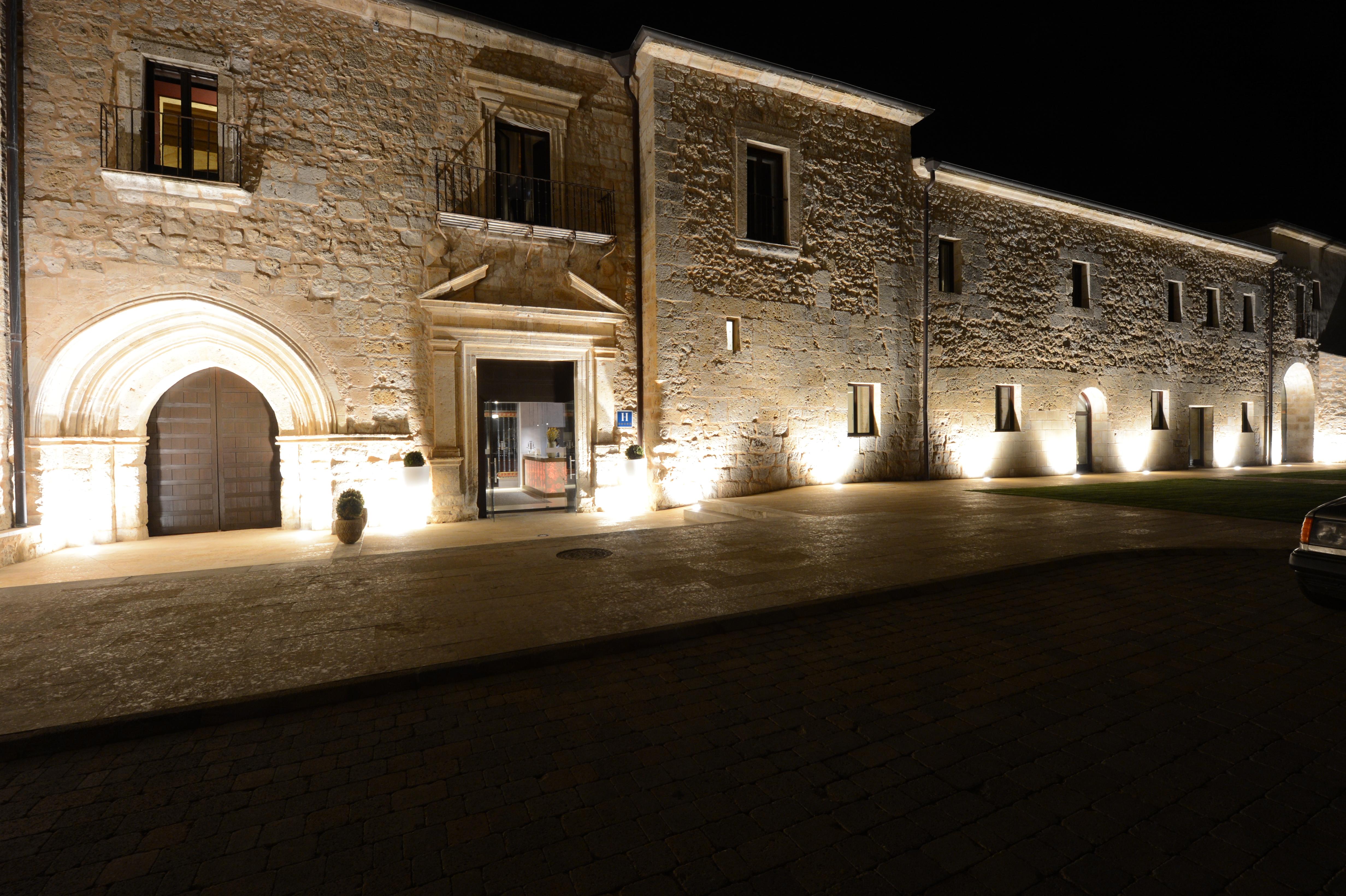 Castilla Termal Monasterio De Valbuena Valbuena De Duero Εξωτερικό φωτογραφία The museum at night