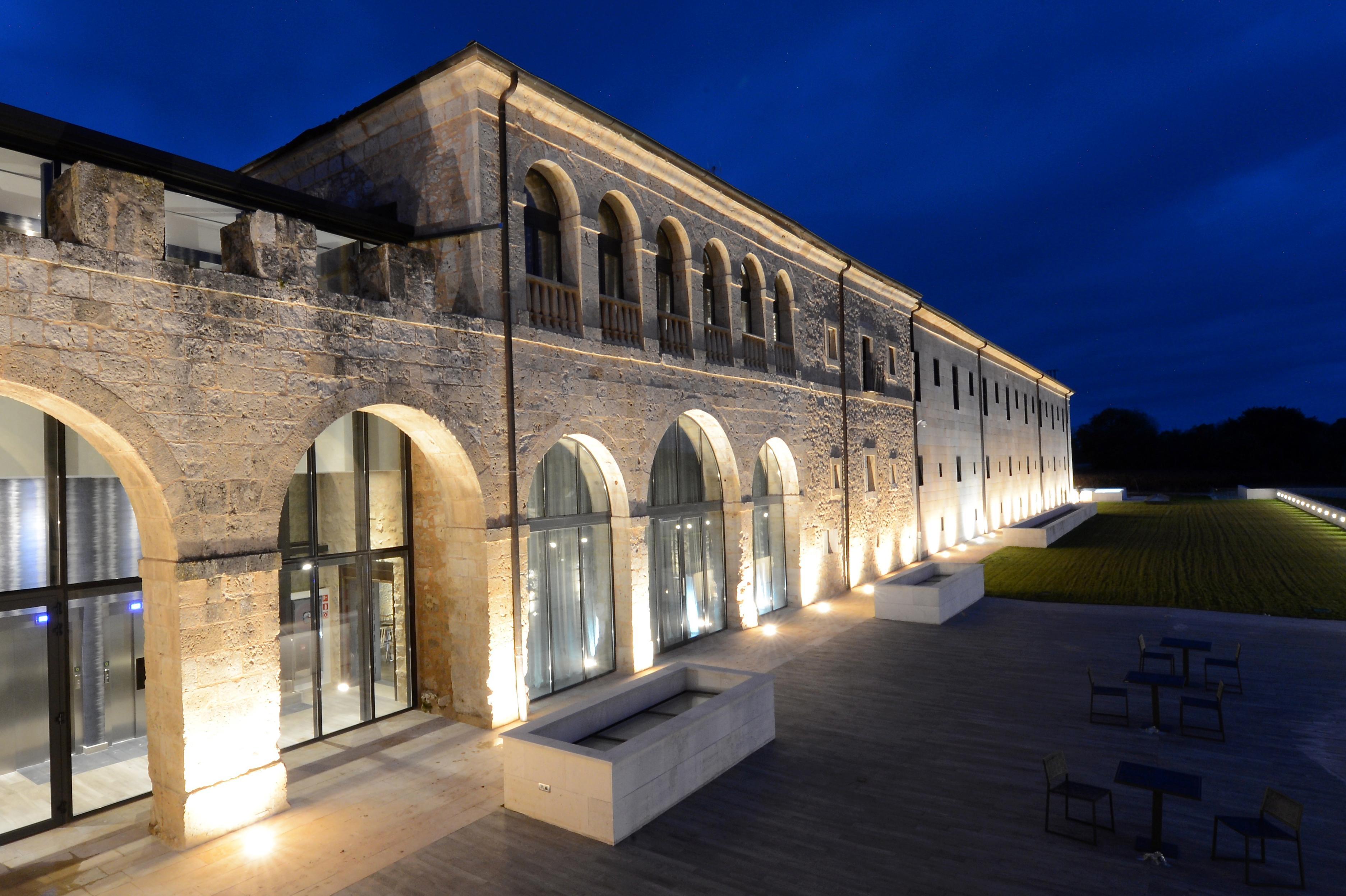 Castilla Termal Monasterio De Valbuena Valbuena De Duero Εξωτερικό φωτογραφία The museum at night